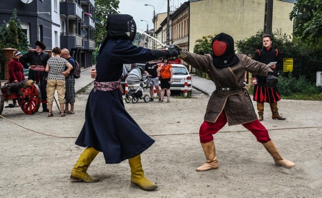 Obozowisko szlacheckie, scenki rodzajowe, turniej szabli historycznej, a przede wszystkim maraton serialu "Czarne chmury" z Leonardem Pietraszkiem w roli głównej - bydgoszczanie, którzy w weekend (26-27 sierpnia) wybrali się nad Kanał Bydgoski mogli przeżyć podróż w czasie i przenieść się w XVII wiek.