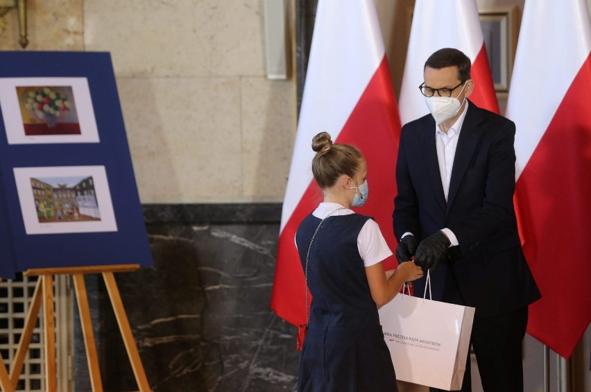 Premier Mateusz Morawiecki w Katowicach. Wręczył nagrody zwycięzcom konkursu „Sówka – NIEmaSówka”. Zobacz ZDJĘCIA
