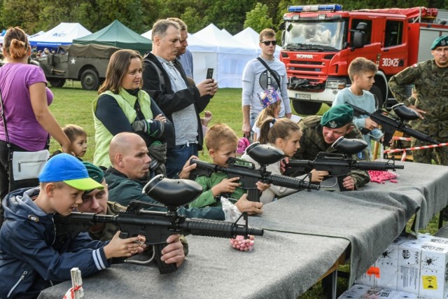 W sobotę na polanie Różopole w Myślęcinku odbył się Dzień NATO. Podczas festynu militarnego można było zobaczyć pokazy sprzętu wojskowego oraz paradę z flagami państw członkowskich NATO. Organizatorzy przygotowali również poligon dla najmłodszych, zabawy sprawnościowe oraz wiele innych atrakcji. Zobaczcie zdjęcia!

