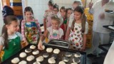 Uczniowie SP Puck (klasa 3e) uczyli się jak zrobić chleb, pokazał im Ireneusz Brzóska | ZDJĘCIA