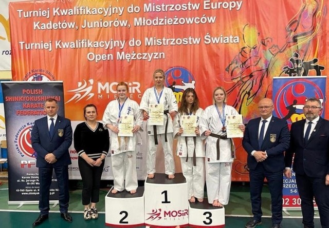 Turniej w Mielcu przyniósł reprezentantkom Sosnowieckiego Klubu Karate złoty medal. Zobacz kolejne zdjęcia. Przesuwaj zdjęcia w prawo - naciśnij strzałkę lub przycisk NASTĘPNE