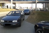 Galeria Olimp: Kierowcy mają duży parking, a zastawiają chodniki