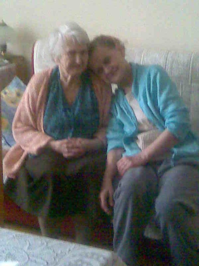 Przedstawię od lewej strony, moja 86-letnia mama, po prawej nasza, 82-letnia sąsiadka. P. Irena Warowna.