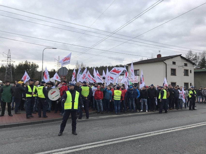 Zamieszki w Imielinie: górnicy zaatakowali mieszkańców, którzy protestowali przeciw wydobyciu. Petardy i szarpanina