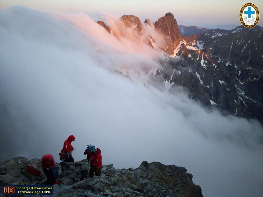 Tatry. Tak wyglądała nocna akcja sprowadzania turystów z Rysów [ZDJĘCIA]