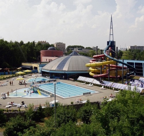 Dąbrowski aquapark inwestuje w wyposażenie obiektu, ale ma też spore długi.