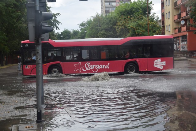 Po większym deszczu wybija studzienka na skrzyżowaniu ulic Konopnickiej i Piłsudskiego w Stargardzie