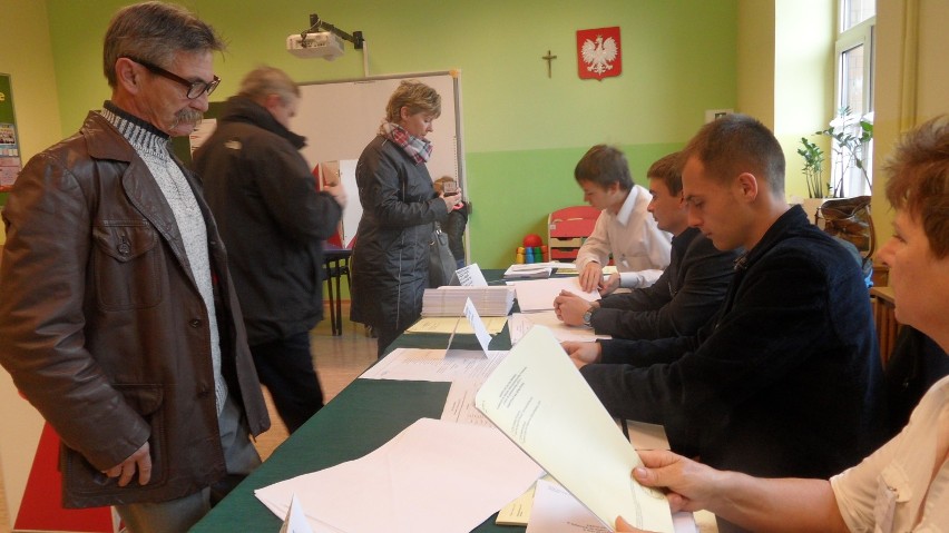 Wybory parlamentarne 2015 w Tychach.Lokal wyborczy w szkole...