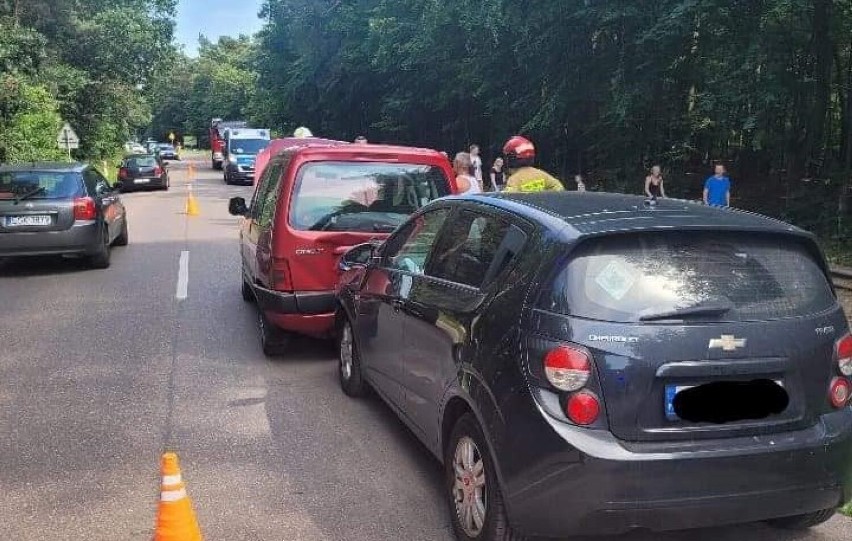 Gmina Stegna: pod Junoszynem zderzyły się trzy auta osobowe! ZDJĘCIA