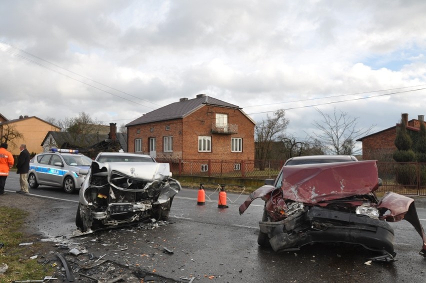 Wypadek w Ładzicach. 3 osoby ranne, w tym małe dziecko [ZDJĘCIA]