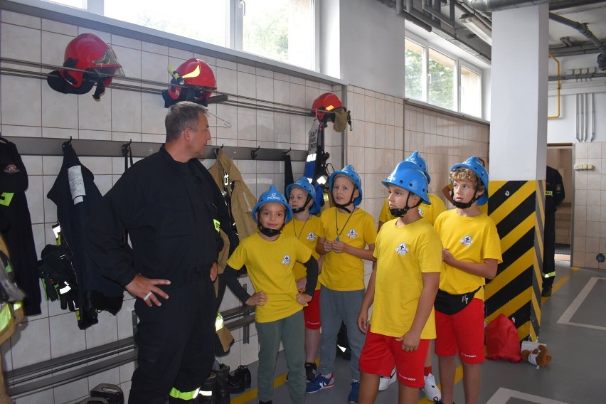 Podczas ostatnich zajęć mali i młodzi ratownicy gościli w Komendzie Powiatowej Państwowej Straży Pożarnej w Pleszewie
