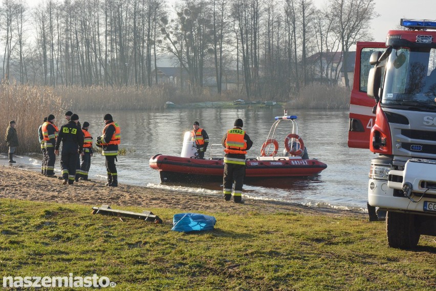 Strażacy ćwiczyli na Jeziorze Tarpno [zdjęcia] 