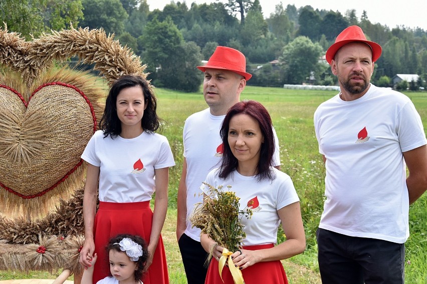 Dożynkowy wieniec w Moszczenicy w kształcie serca