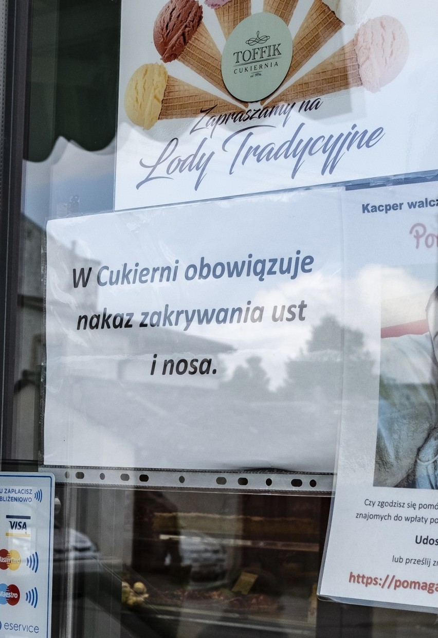 Cukiernia w Radzyminie wycofała wymóg noszenia maseczek. Po nagłośnieniu sprawy przywróciła nakaz i udaje, że ''żadnej kartki nie było''