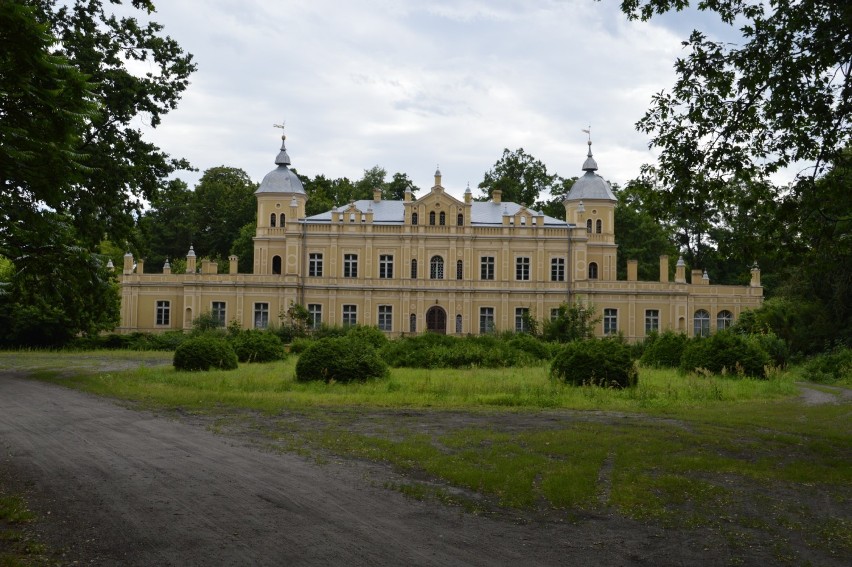 Pałac w Golejewku pod Rawiczem niszczeje w oczach. Piękny obiekt z roku na rok ma się coraz gorzej. Jak wygląda w środku? [ZDJĘCIA] – URBEX