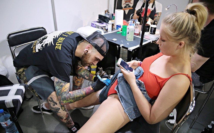 Dziewczyny z tatuażem z Tattoofest w Krakowie. ZDJĘCIA