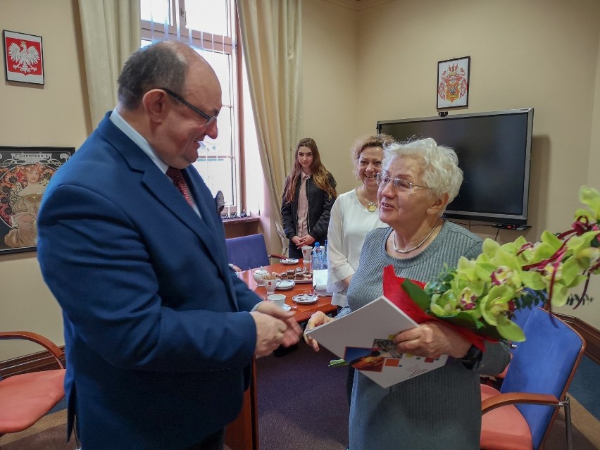 Oleśnica: Miła wizyta z okazji Dnia Babci w Ratuszu 