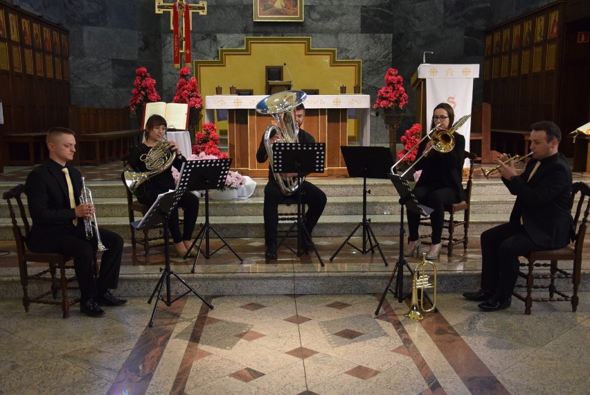Koncert "Wieczór z niespodzianką" w kościele pw. Miłosierdzia Bożego w Skierniewicach [ZDJĘCIA+FILM]