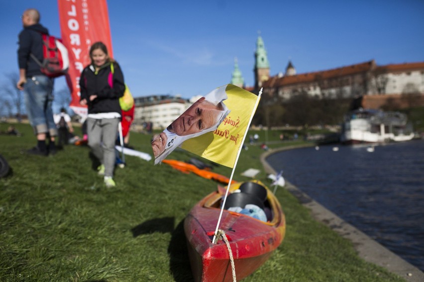 Dwóch mężczyzn pokonało wpław 80 km by uczcić świętego Jana...