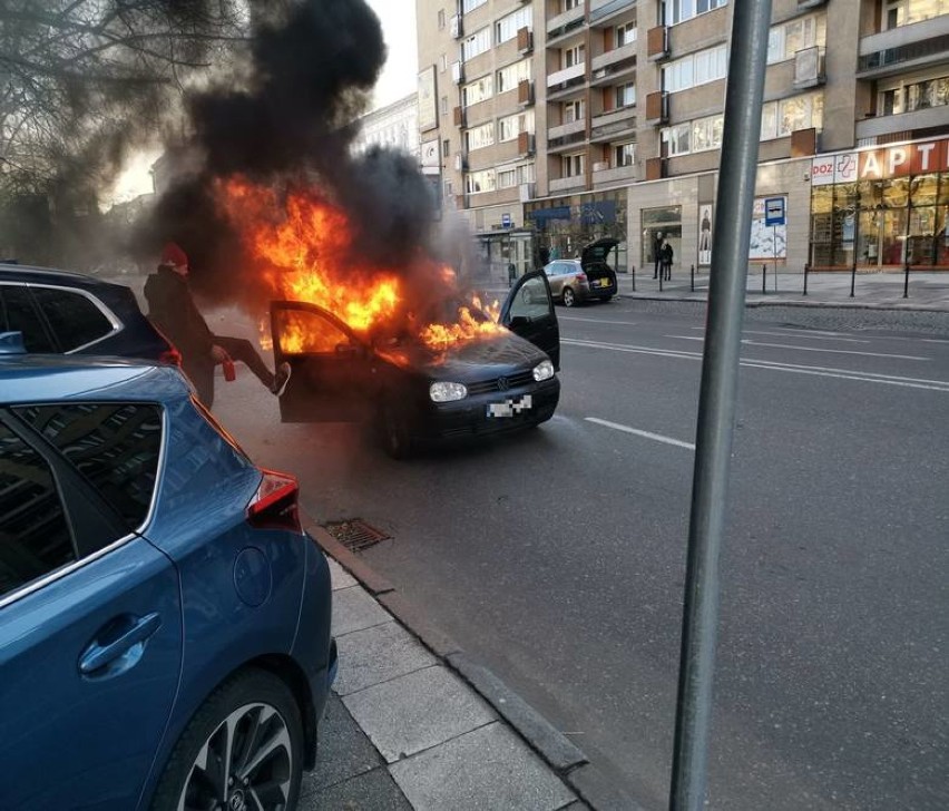 Samochód osobowy spłonął na Wojska Polskiego w Szczecinie [WIDEO, ZDJĘCIA]