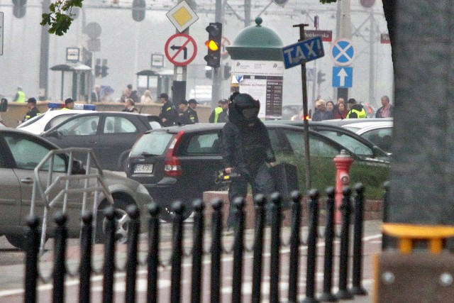 Alarm bombowy przed Urzędzem Marszałkowskim w Łodzi.