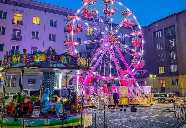 Główny Rynek w Kaliszu. Przed ratuszem staną karuzela i młyńskie koło