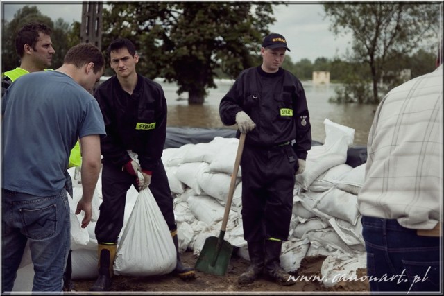 Strażacy ładują worki z piachem. Fot. Dariusz Bartosiak