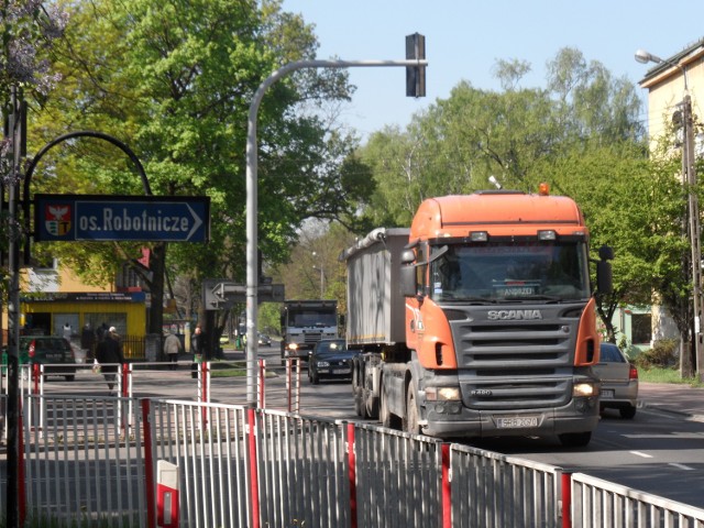 Ulicą Armii Krajowej codziennie jadą setki ciężarówek