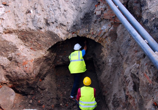 We wtorek na plac budowy weszli archeolodzy.