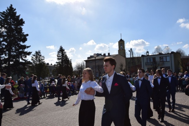 Poloneza w centrum Zelowa zatańczyli uczniowie Zespołu Szkół Ogólnokształcących w Zelowie