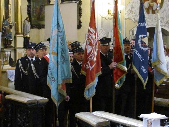 Strażacy-ochotnicy z powiatu myszkowskiego przybyli z pielgrzymką do Leśniowa