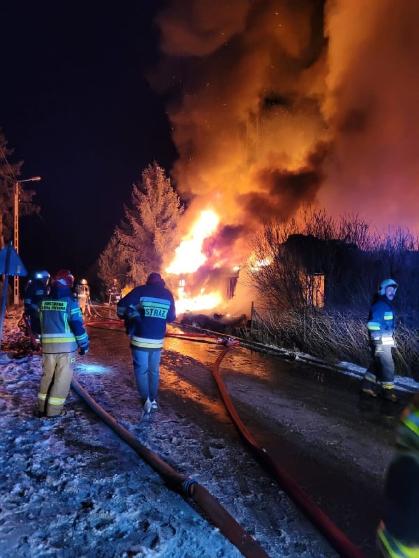 Pożar domu w Konarzynach w gm. Stara Kiszewa. Jedna osoba trafiła do szpitala. [ZDJĘCIA]