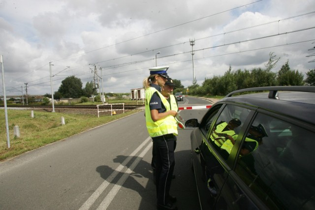 Według policyjnych statystyk w zeszłym roku, w okresie świąt wielkanocnych doszło do 180 wypadków, w wyniku których zginęły 22 osoby a 226 zostały ranne. Dane z 2016 roku nie pozostawiają złudzeń: najczęściej popełnianym wykroczeniem była zbyt szybka jazda. Dlatego też kierowcy w tym czasie muszą liczyć się ze zwiększonymi kontrolami prędkości. W jakich miejscach należy zachować szczególną ostrożność, by podróż minęła bezpiecznie?

Na podstawie danych zebranych w aplikacji Yanosik zostało stworzone zestawienie wskazujące punkty na mapie Polski, w których policja najczęściej dokonuje kontroli prędkości: – Chcemy, aby kierowcy byli przygotowani na różnego rodzaju sytuacje na drodze, zwiększając tym samym bezpieczeństwo podczas podróży. Nasz system stwarza możliwość dodawania ostrzeżeń, m.in. o wypadkach, zagrożeniach, utrudnieniach związanych z remontami, a także tych o kontrolach prędkości. Ich autentyczność weryfikowana jest przez kolejnych kierowców przejeżdżających przez dane miejsce, poprzez zatwierdzenie lub odrzucenie wcześniej dodanego komunikatu – komentuje Paweł Bahyrycz, Yanosik. – W ten sposób jesteśmy w stanie określić, w jakich najczęściej miejscach policja prowadzi działania prewencyjne – dodaje.

Specjaliści marki Yanosik wzięli pod lupę wszystkie najważniejsze święta w Polsce oraz długie weekendy  tj. Wielkanoc, Boże Narodzenie i Nowy Rok, majówka, Boże Ciało, Wszystkich Świętych, 15 sierpnia w 2016 roku. Badane okresy uwzględniały również dni dojazdowe i przedłużające weekend. W ten sposób uzyskane wyniki wskazały miejsca stałych kontroli, gdzie niezależnie od rodzaju święta zawsze odnotowywane są pomiary prędkości. Istnieje zatem duże prawdopodobieństwo, że także w tym roku spotkają one kierowców w tych miejscach. W każdym województwie zostało wydzielonych 10 takich obszarów.