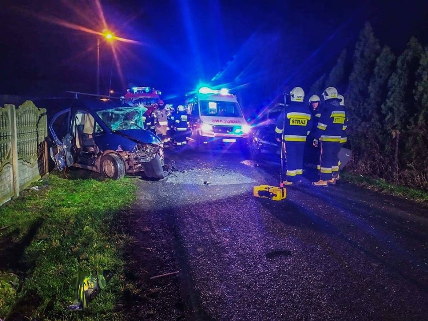 Wypadek w gminie Błaszki. Trzy osoby trafiły do szpitala [FOTO]