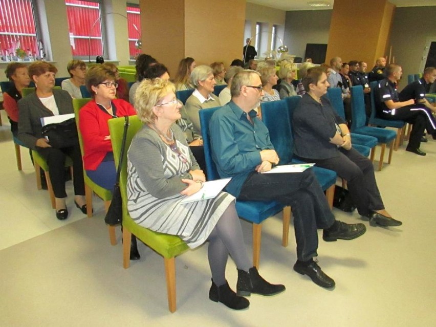 Policja w Chodzieży debatowała z seniorami o bezpieczeństwie [FOTO]