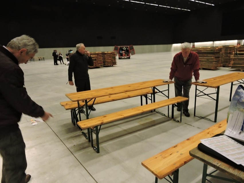MCK w Katowicach: ustawiają stoły na Wigilię dla samotnych [ZDJĘCIA]