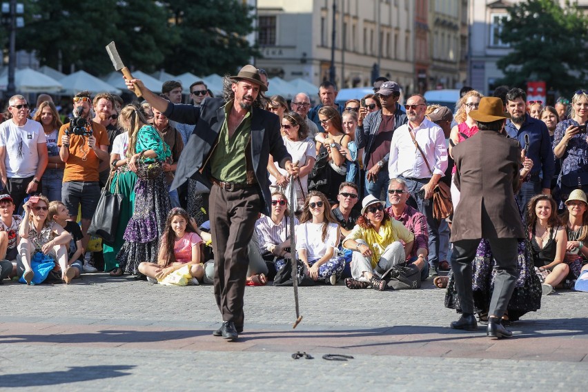 "Drom - Ścieżki Romów" to opowieść o życiu w taborze. Drugi...