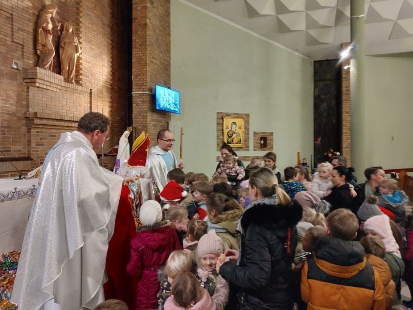 Parafia Nawiedzenia NMP w Chodzieży miała na roratach wyjątkowego gościa: świętego Mikołaja (FOTO)