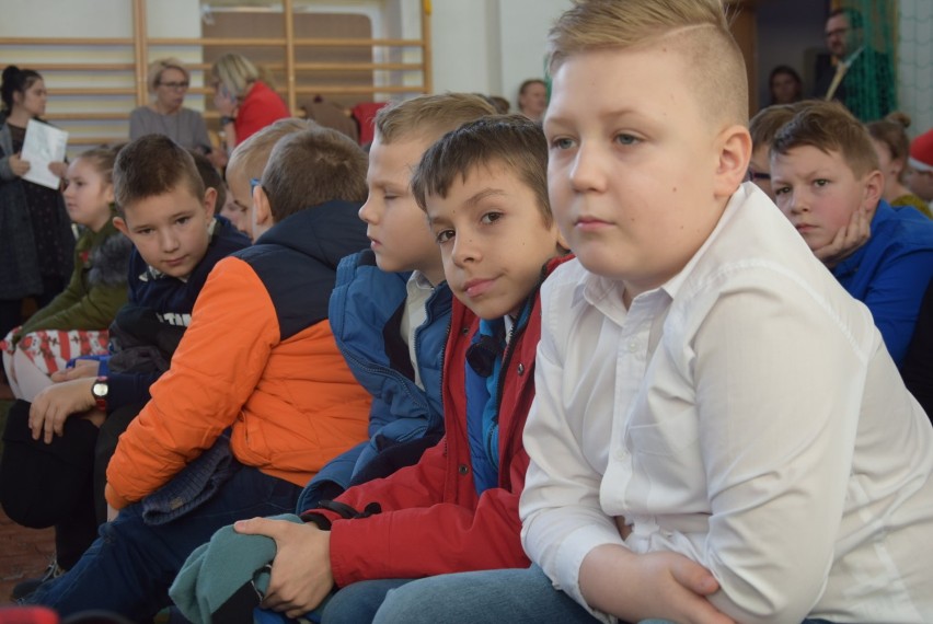 ŚWIĘTA: Mały Książę zawitał na spotkanie świąteczne do szkoły w Baszkowie [ZDJĘCIA]