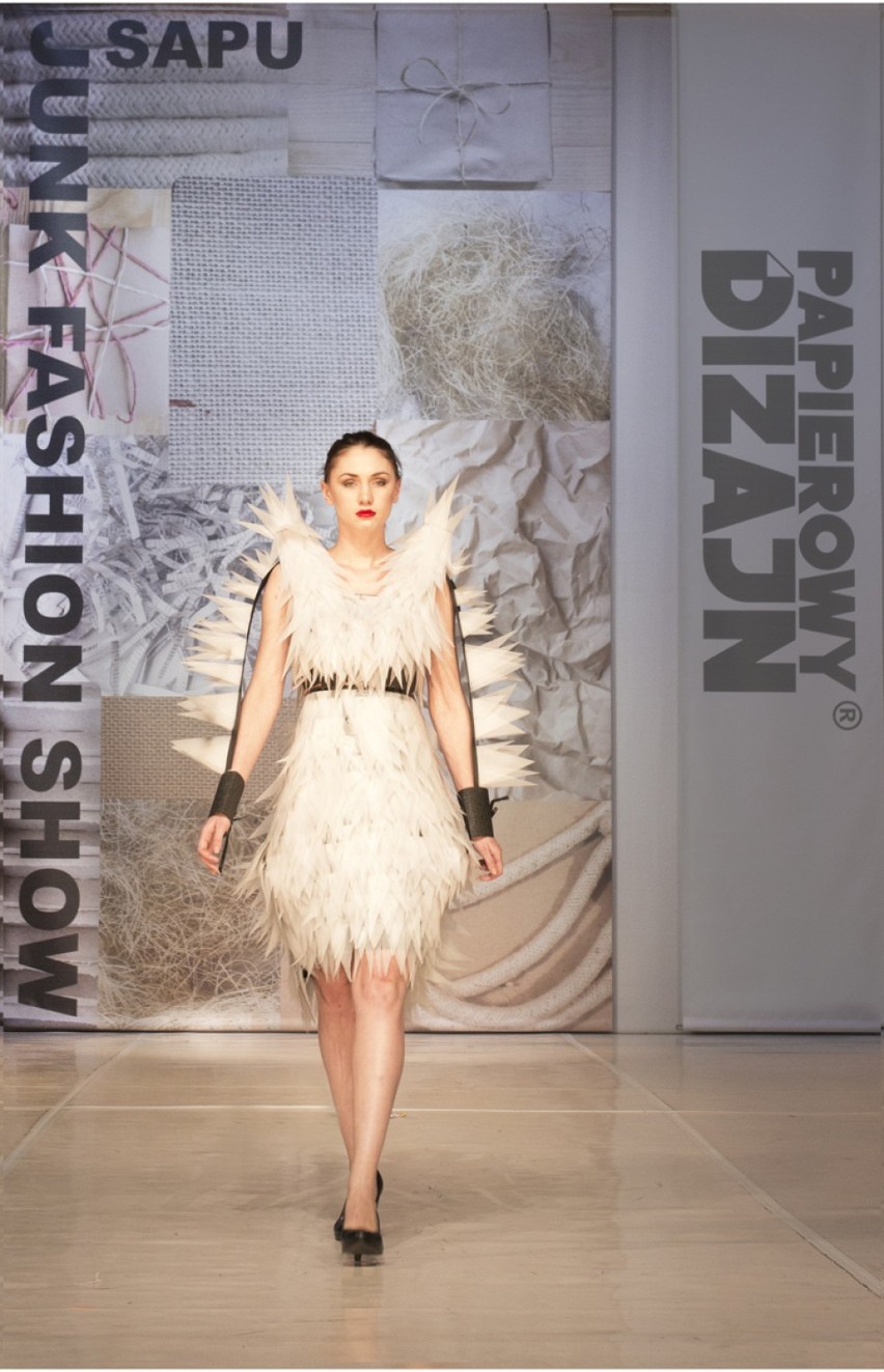 Junk Fashion Show w Krakowie: Papier, gotyk i moda w SAPU [NOWE ZDJĘCIA]