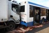 Wypadek na Hutniczej w Gdyni. Autobus zderzył się z ciężarówką 10 osób rannych [ZDJECIA,WIDEO]