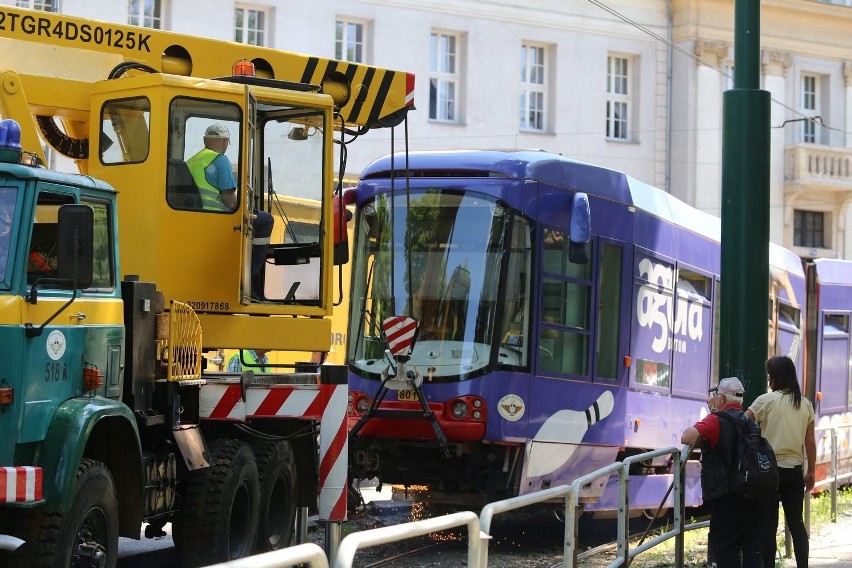 Przez upał... Karlik wypadł z torów i uderzył w samochód [ZDJĘCIA]. W Katowicach na Korfantego wykoleił się tramwaj