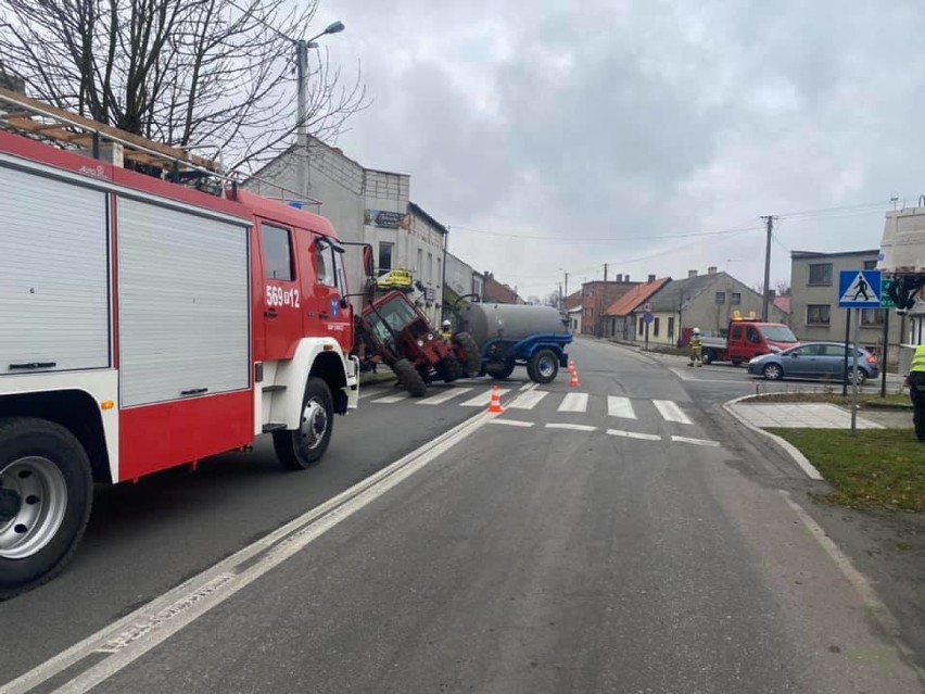 Gmina Chocz. Awaria ciągnika na drodze wojewódzkiej 