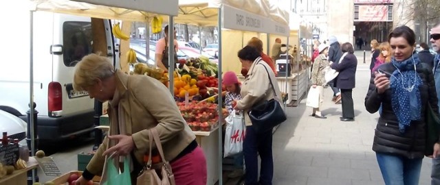 Targ Śródmiejski na placu Konstytucji. Otwarto tani, lokalny bazarek