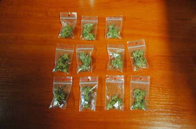 Policjanci znaleźli w mieszkaniu 20- latka woreczki z marihuaną