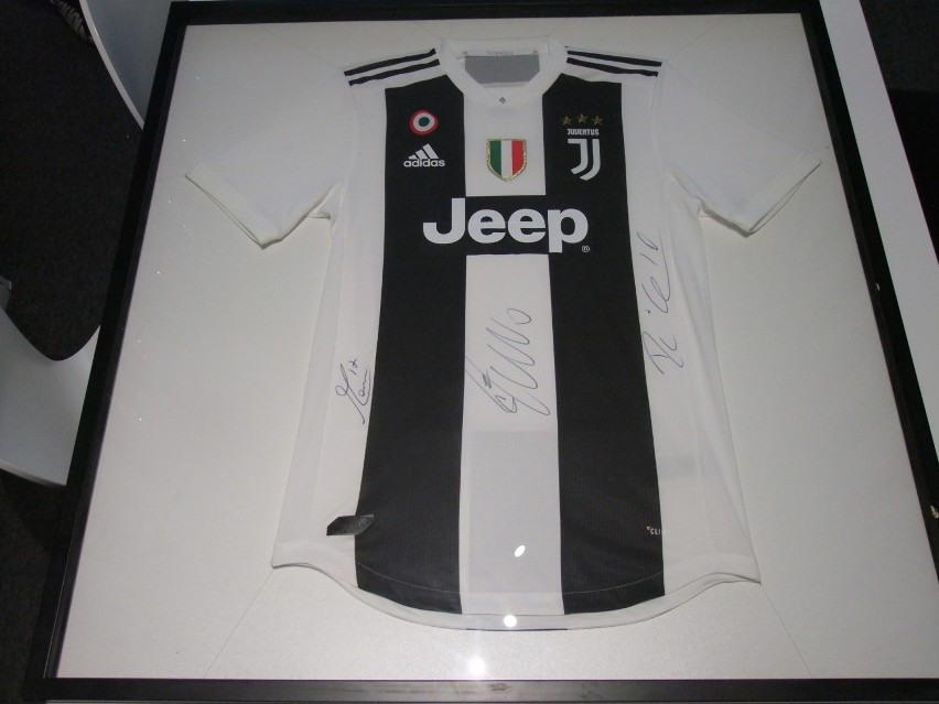 W siedzibie Juventus Academy Toruń wisi koszulka z podpisami...
