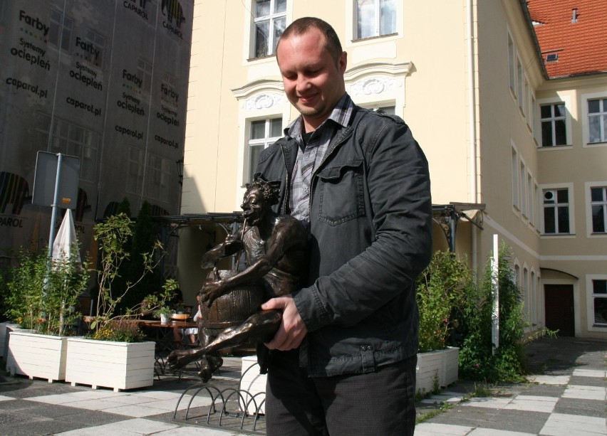 Autor bachusika Degustikusa, Artur Wochniak, bez wysiłku dźwiga ponad 20 kilogramów