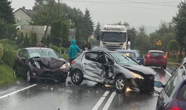 31.08.2021. Tłuczań. Droga zablokowana po wypadku.