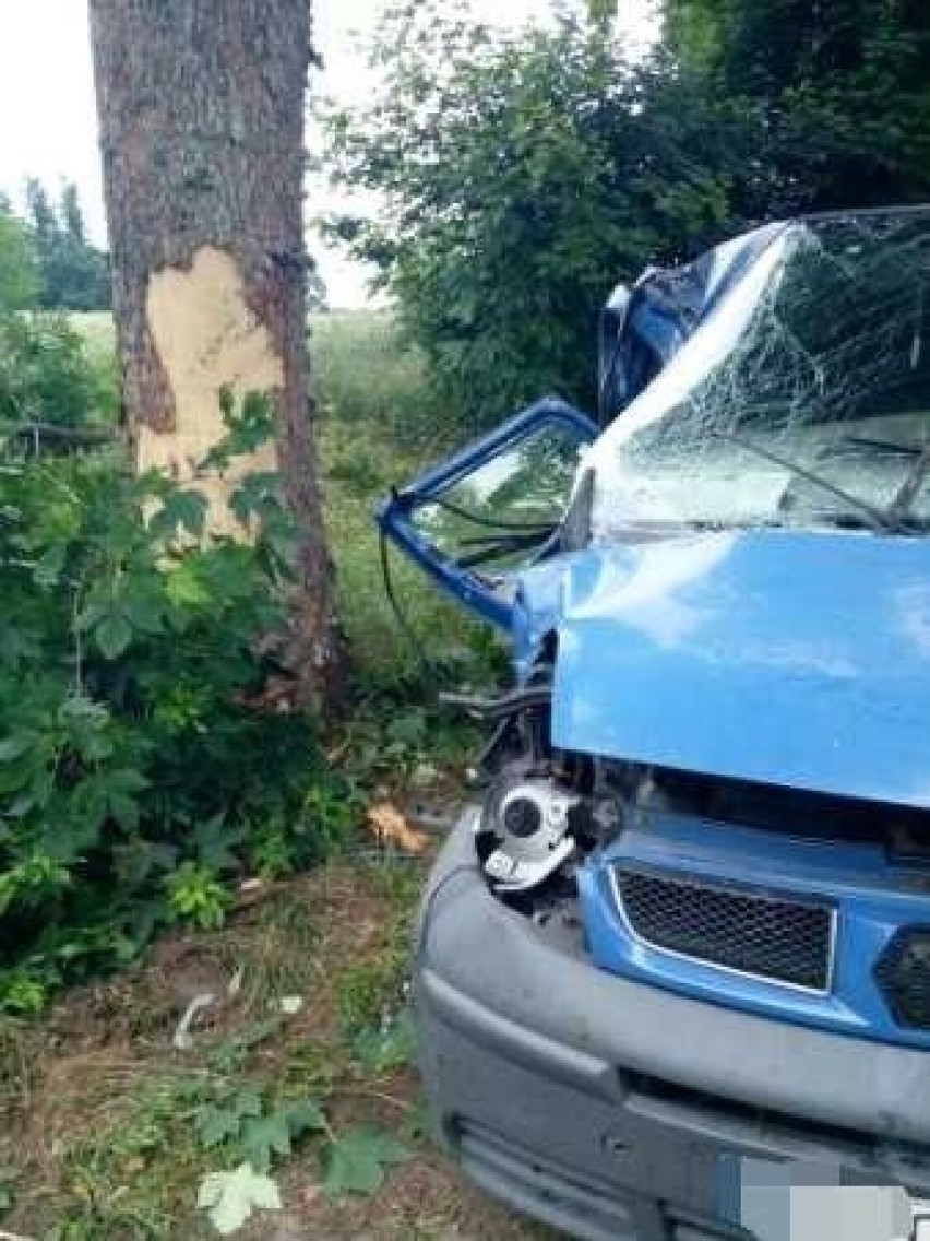 Groźnie na drogach powiatu sławieńskiego. Jedna osoba trafiła do szpitala [zdjęcia]