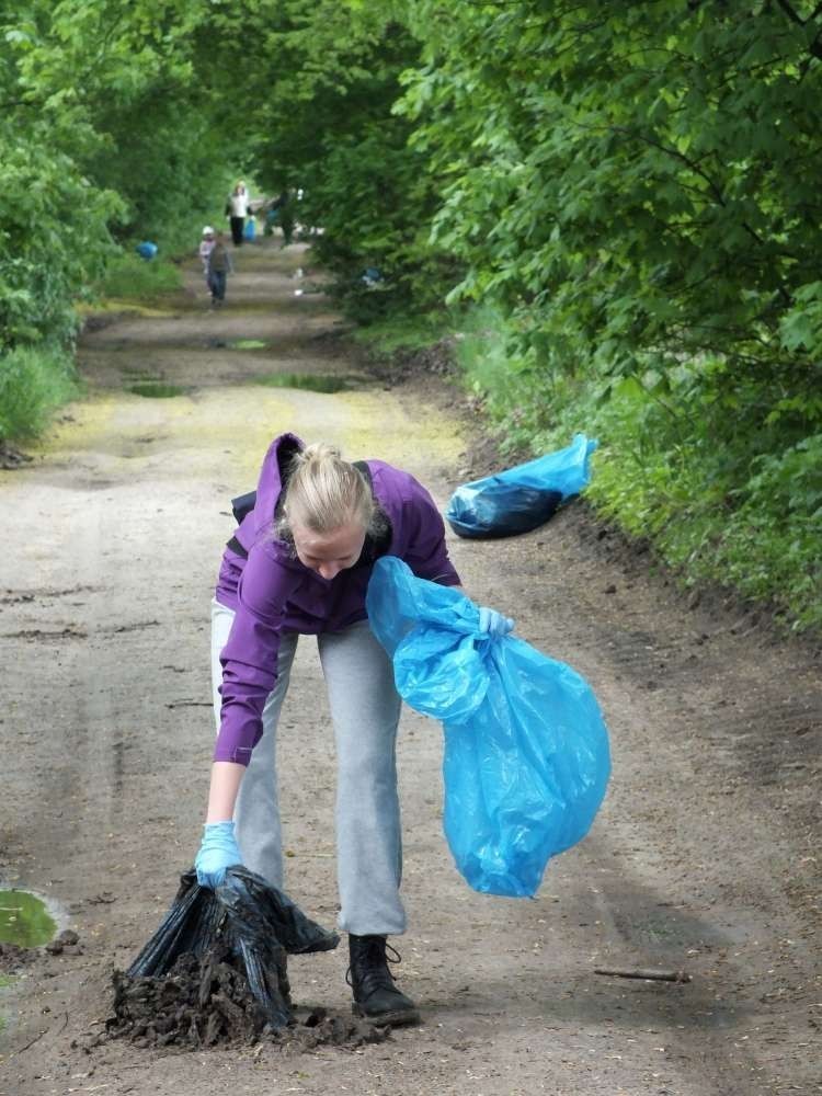 Komorniki: Mieszkańcy posprzątali las